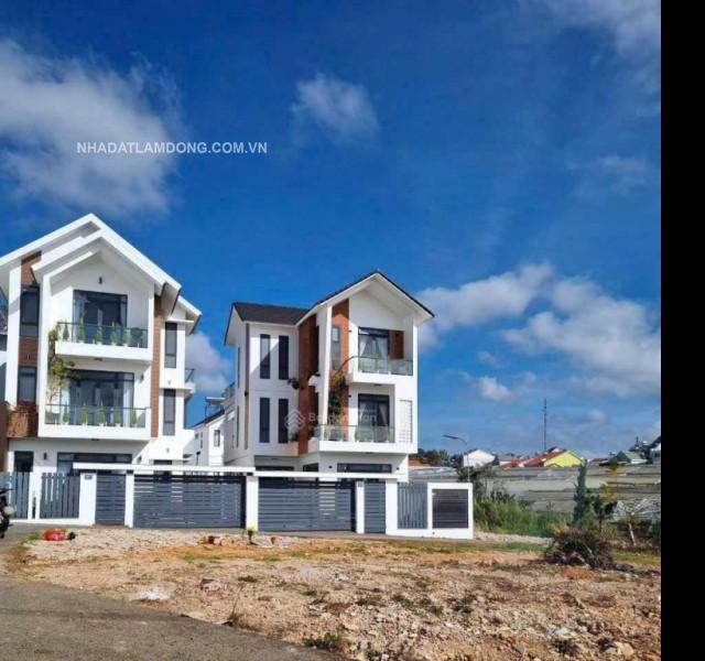 Bán đất 3 mặt tiền, đường Nguyễn Hữu Cầu, P8, TP Đà Lạt